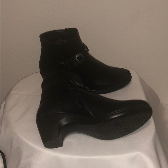 Easy Street Bailey Bootie - Picture 5 of 5